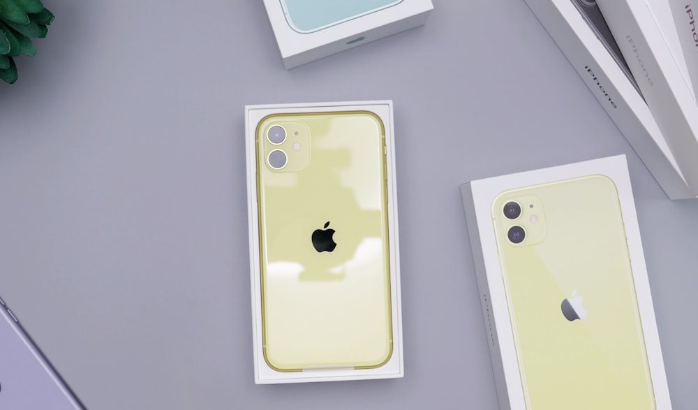 iPhone XI dourado com caixa