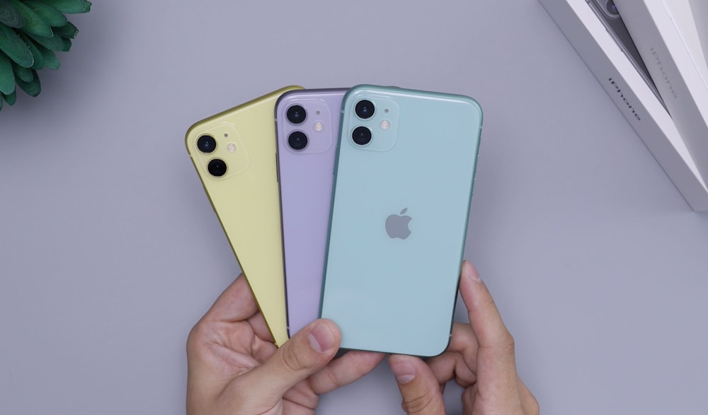 drei POST-2018 iPhones