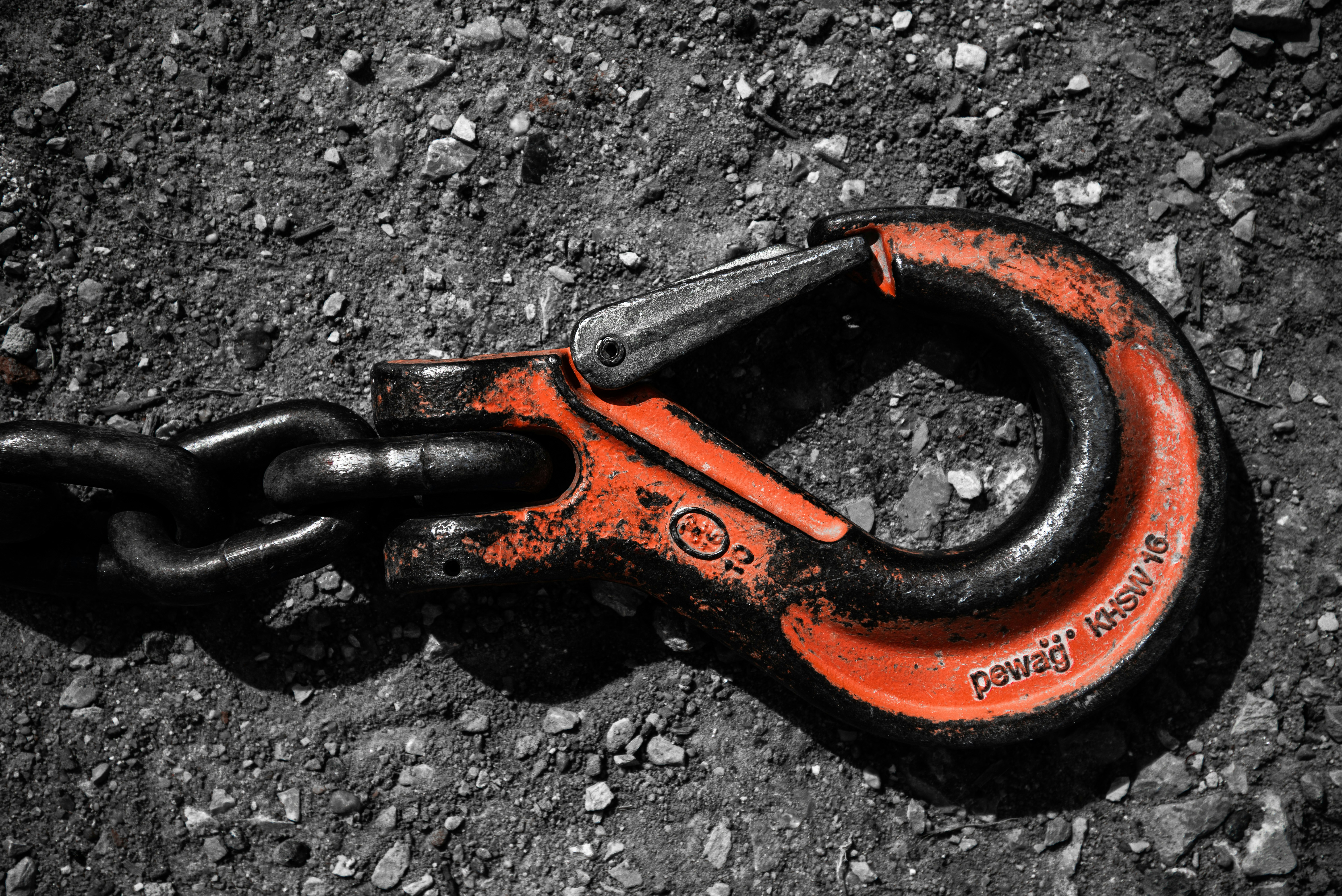 빨간색과 검은색 금속 후크