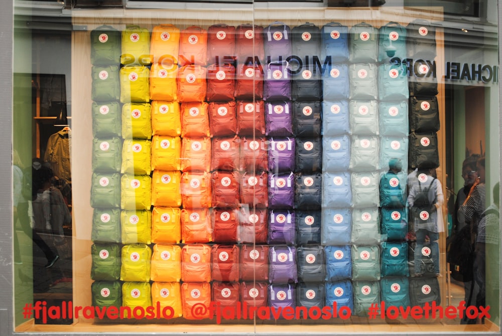 Paquetes de colores variados a través de una ventana de vidrio