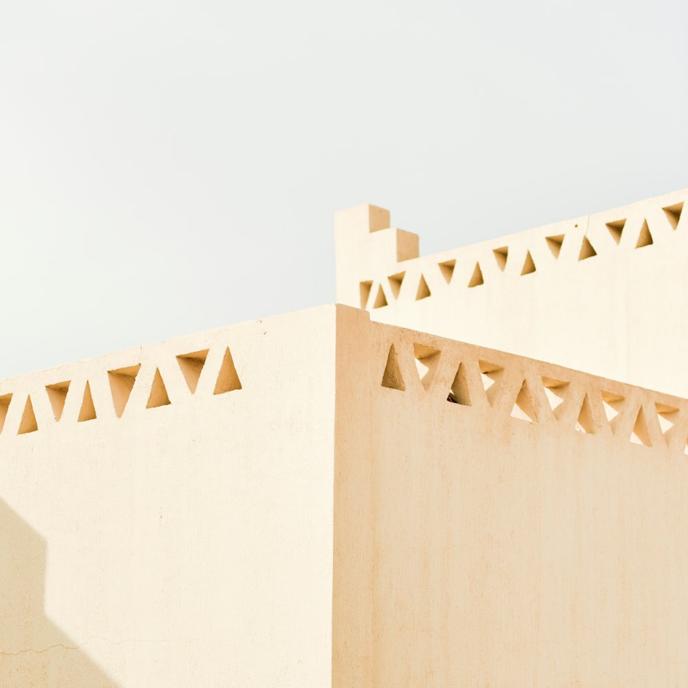 edificio beige sotto il cielo bianco