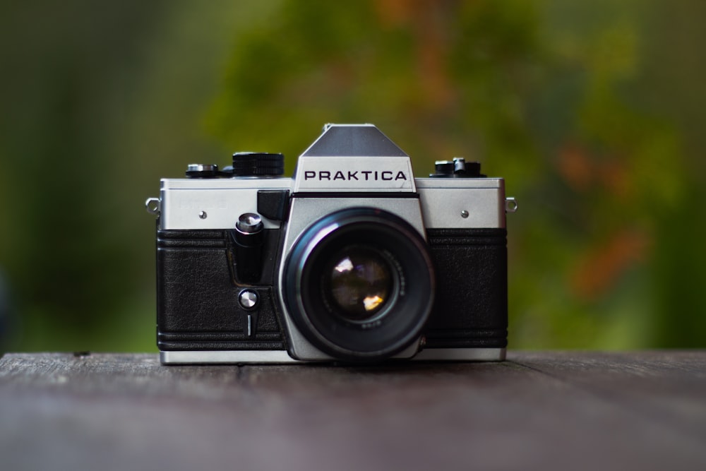 黒とグレーのPrakticaカメラの選択焦点写真