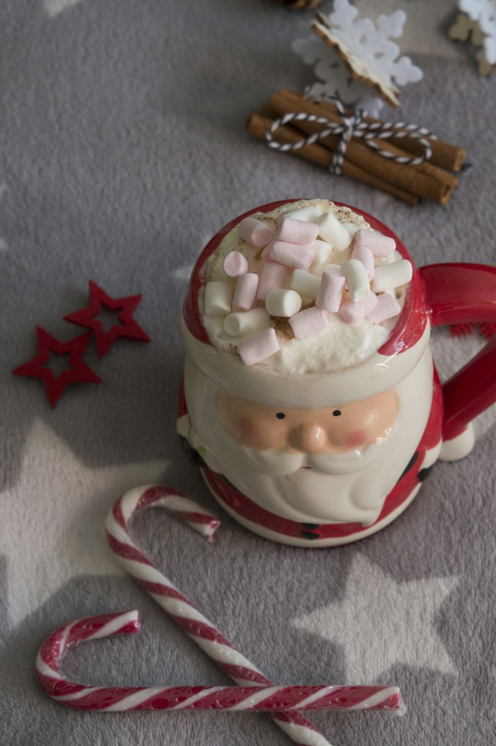 taza de cerámica de Papá Noel roja y blanca