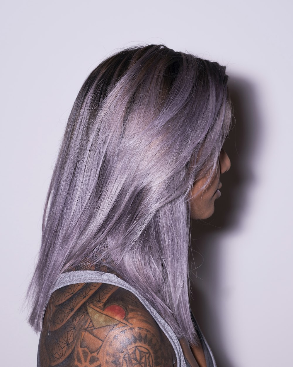 女性の紫色の髪