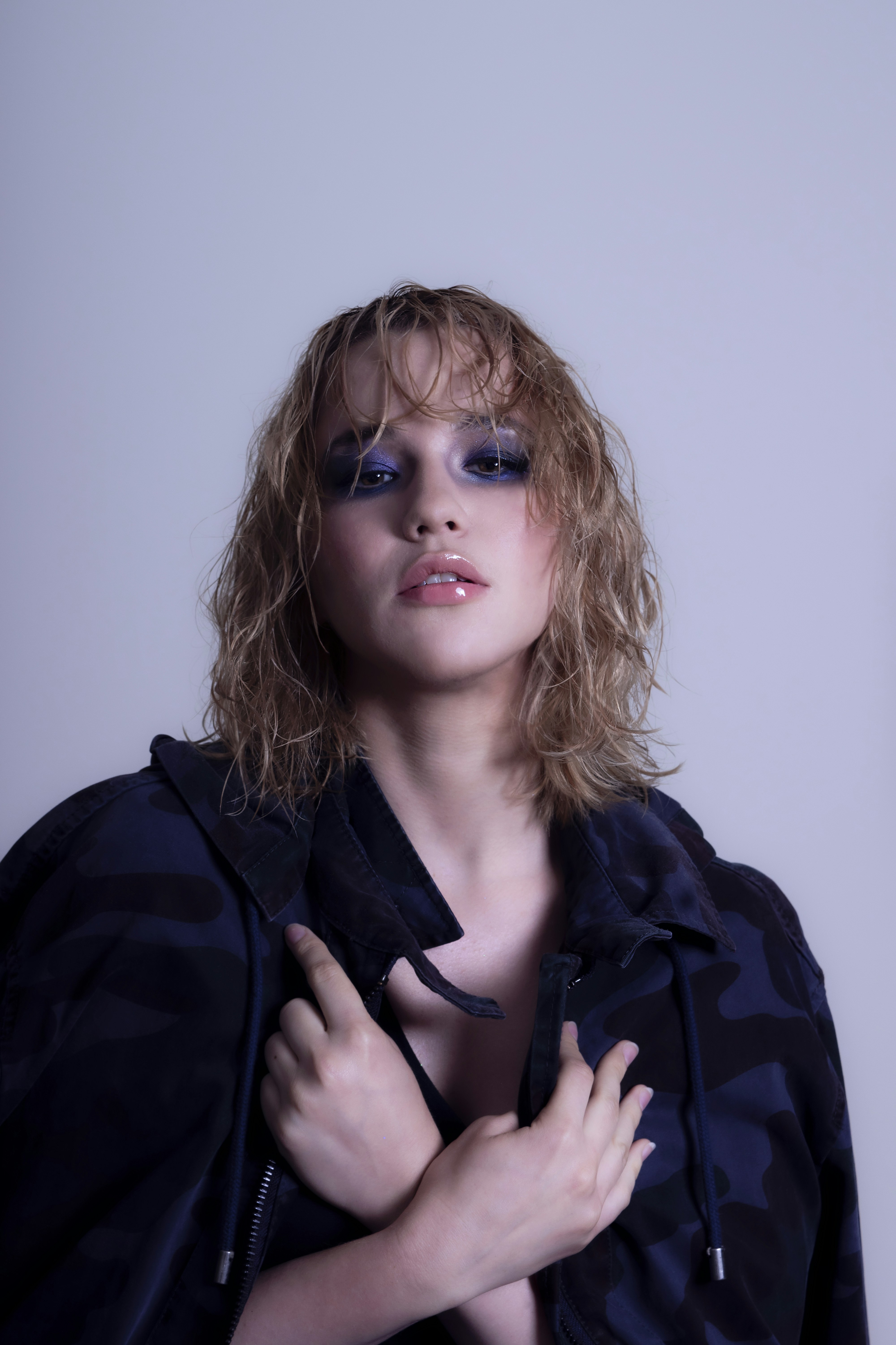 woman wearing black long-sleever jacket