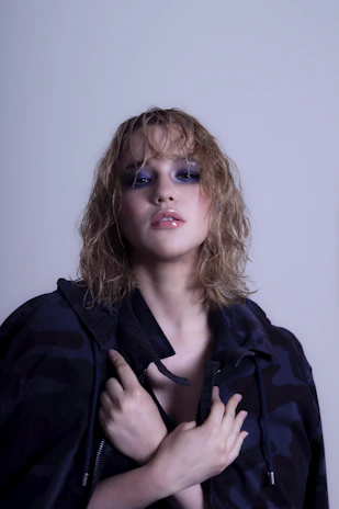 woman wearing black long-sleever jacket