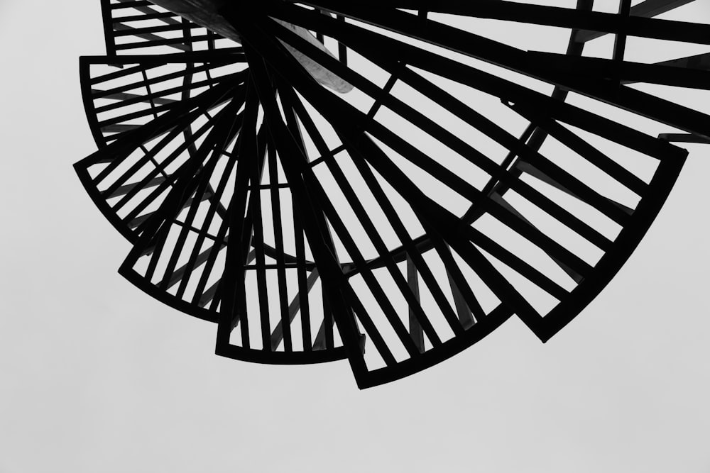 Una foto en blanco y negro de una estructura metálica