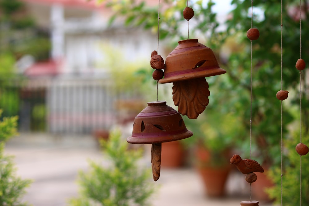 Un groupe de cloches suspendues à un arbre