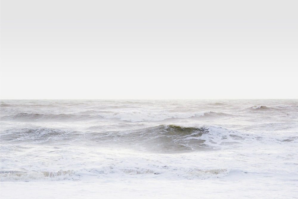 vagues de la mer pendant la journée