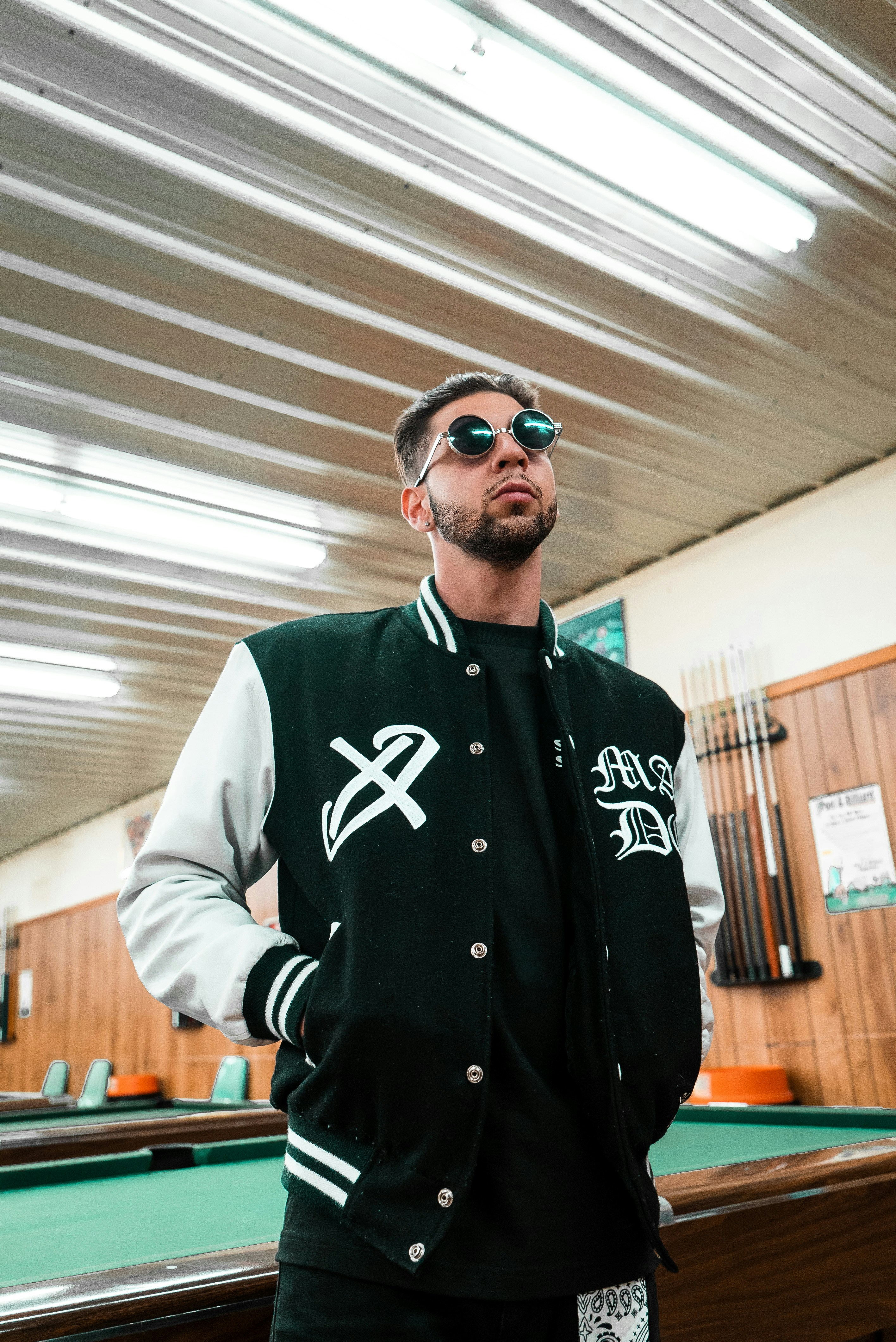 Mann steht neben einem Billardtisch