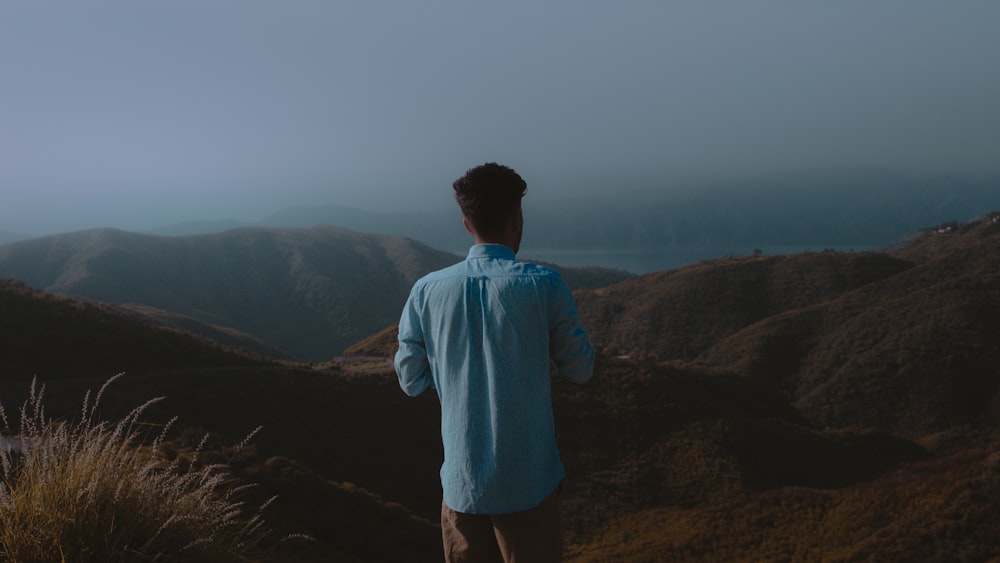 man wearing white dress shirt