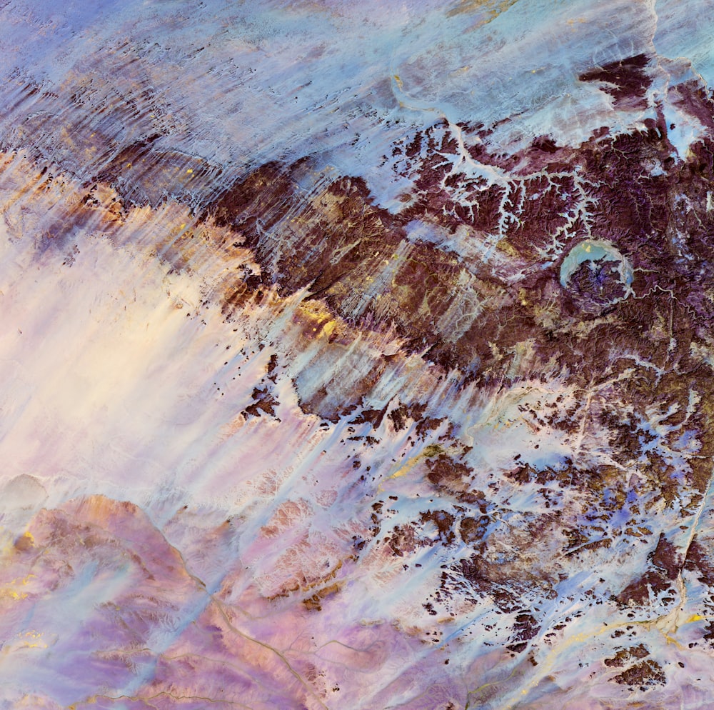 チャド北部のエネディ高原の隕石衝突クレーター