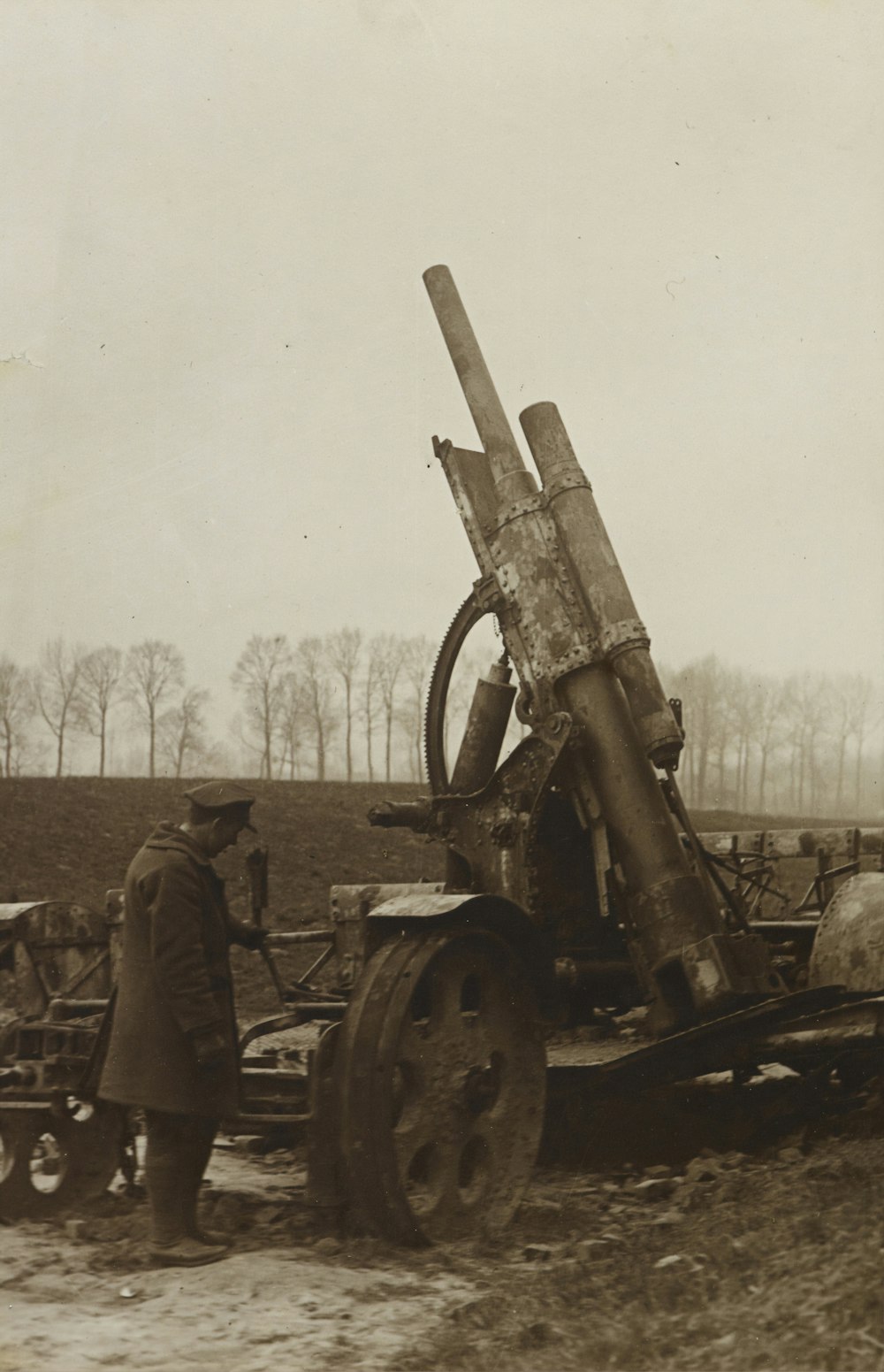 Homme debout à côté de l’artillerie tractée