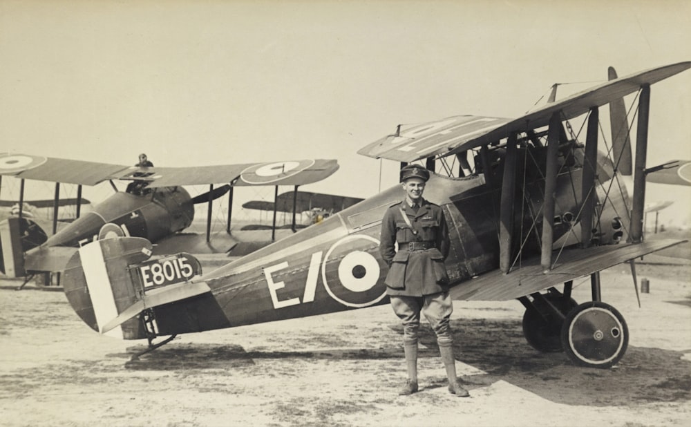 Foto vintage del hombre al lado del avión