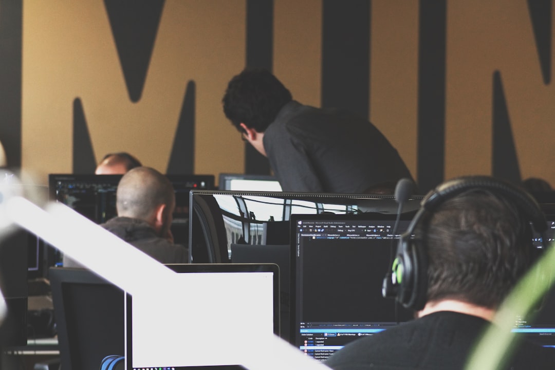 man wearing black dress shirt, Web developers working. Recherche, idéation et conception.<p></figure>Notre approche place vos utilisateurs au centre de l’expérience numérique afin de favoriser leur engagement et les inciter à passer à l’action. Nous disposons d’une boîte à outils adaptée à vos besoins afin que le tout repose sur des bases solides.