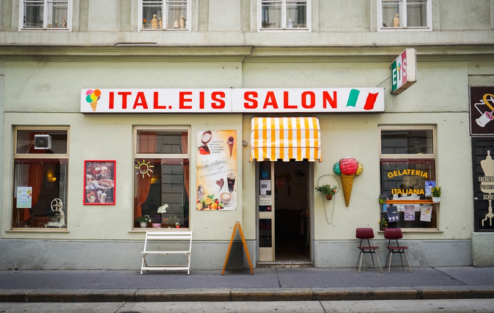 Ital Eis Salon signage