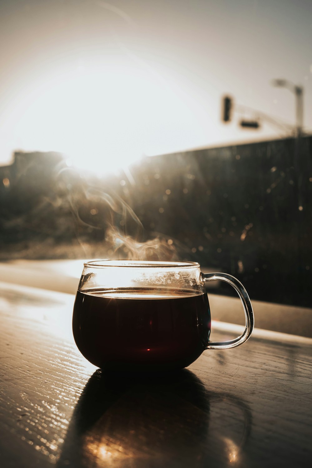 Gobelet en verre transparent rempli d’un liquide brun