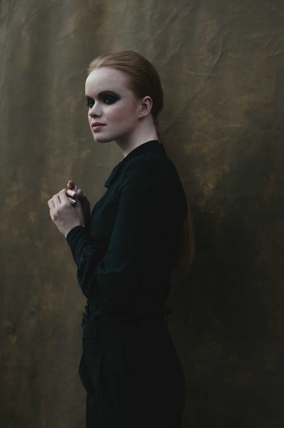 woman wearing black long-sleeved shirt