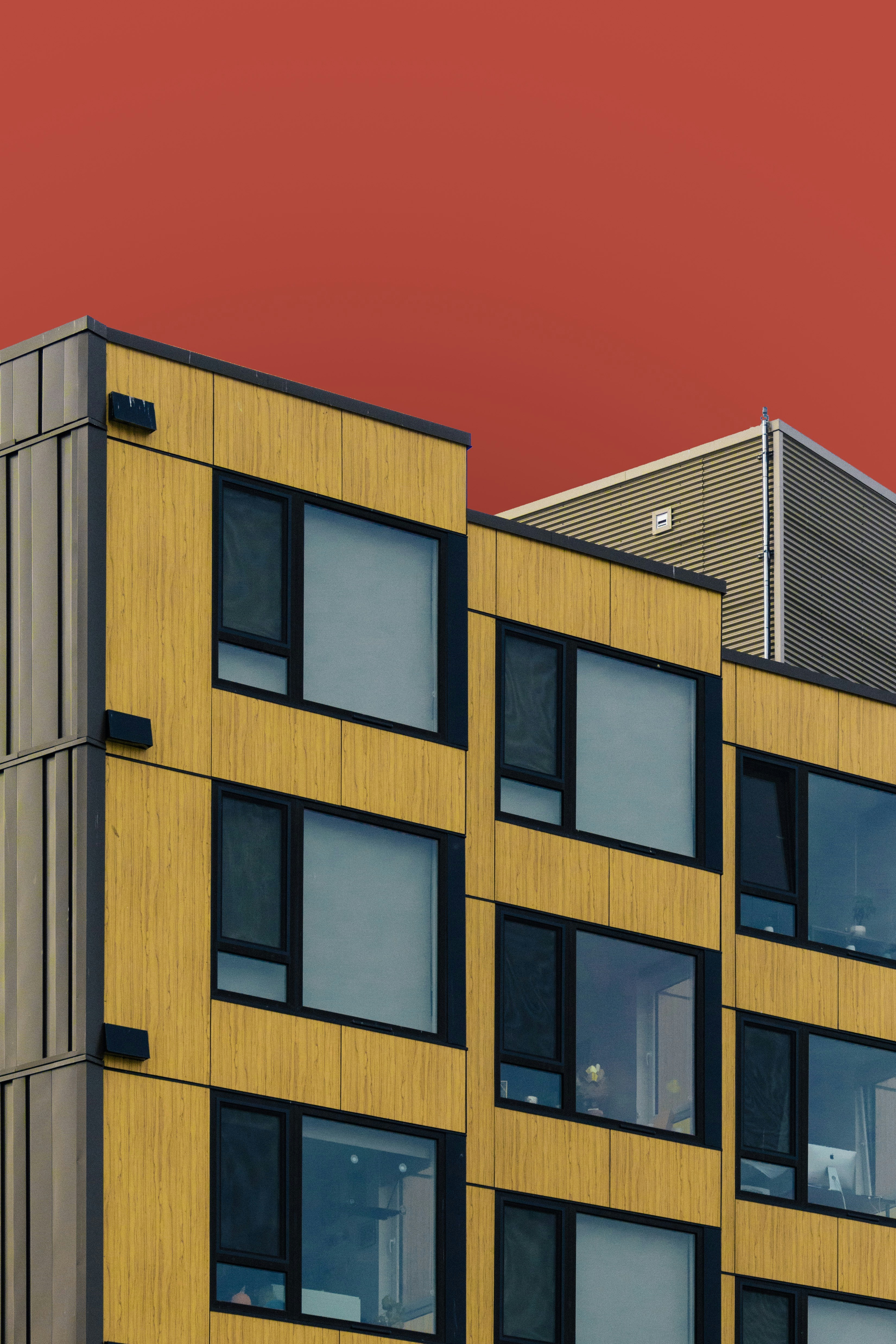 Edificio dipinto di giallo e nero