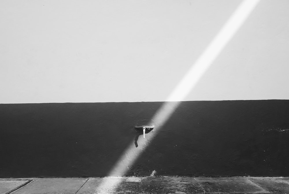 Un solo rayo de luz en la pared