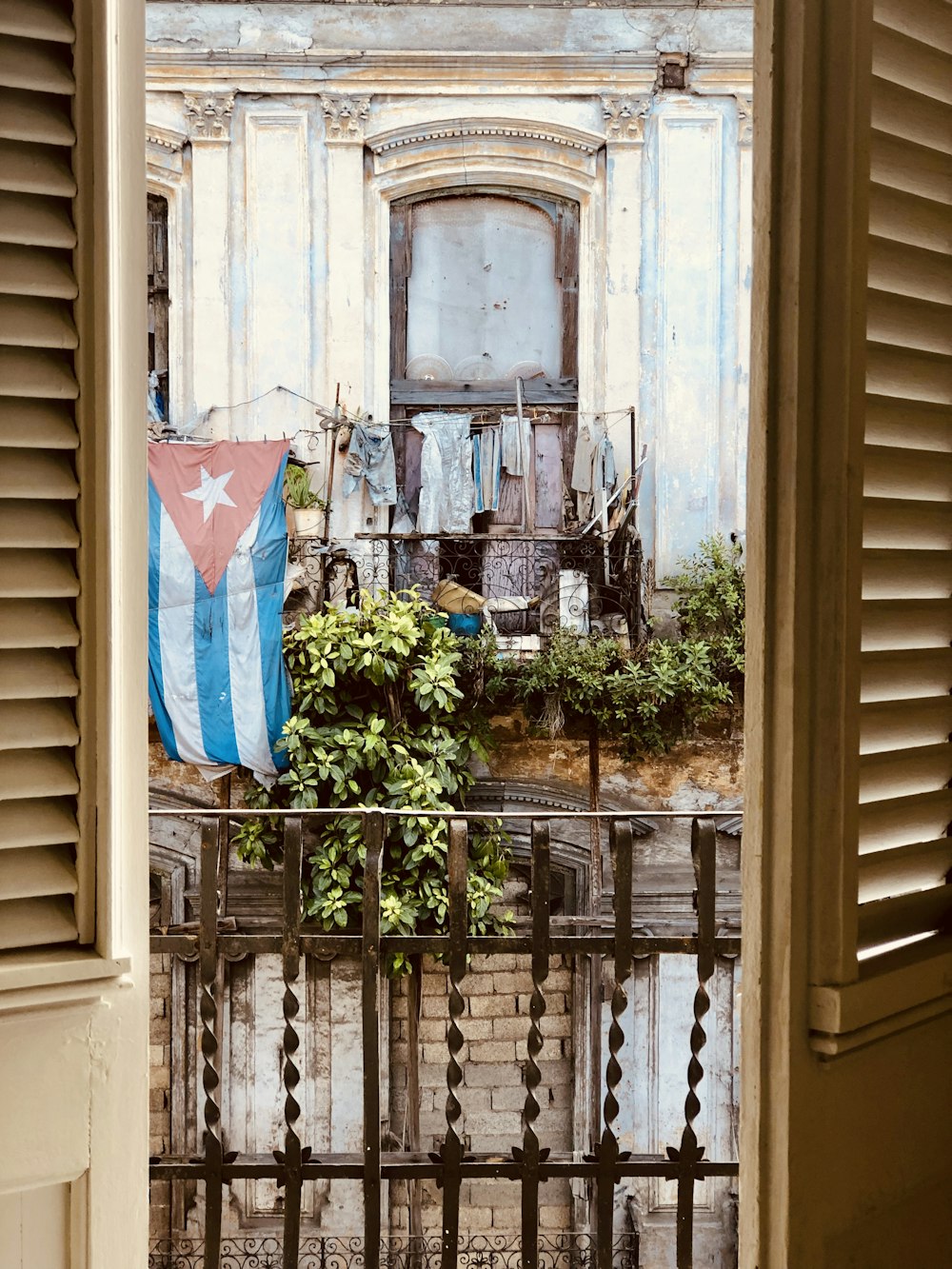 ventana de persianas blancas abierta