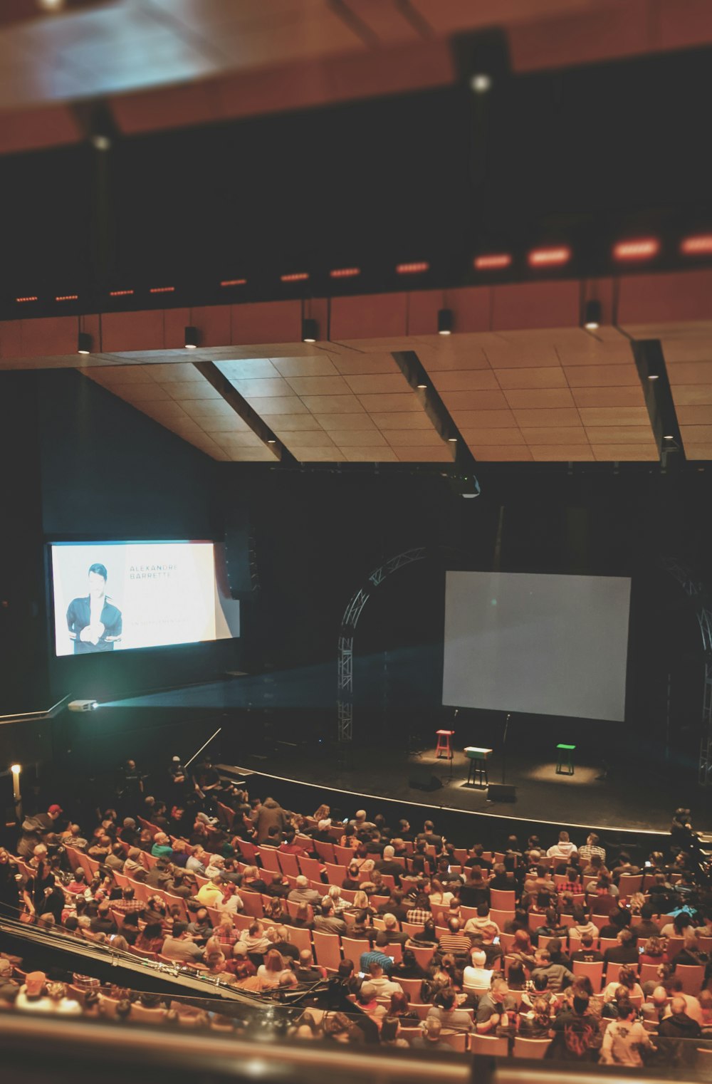 Gruppe von Menschen im Theater