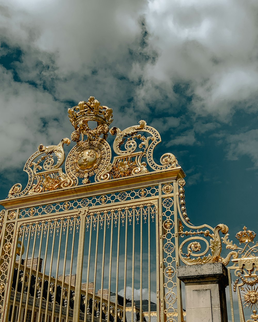 portão de metal de ouro fechado
