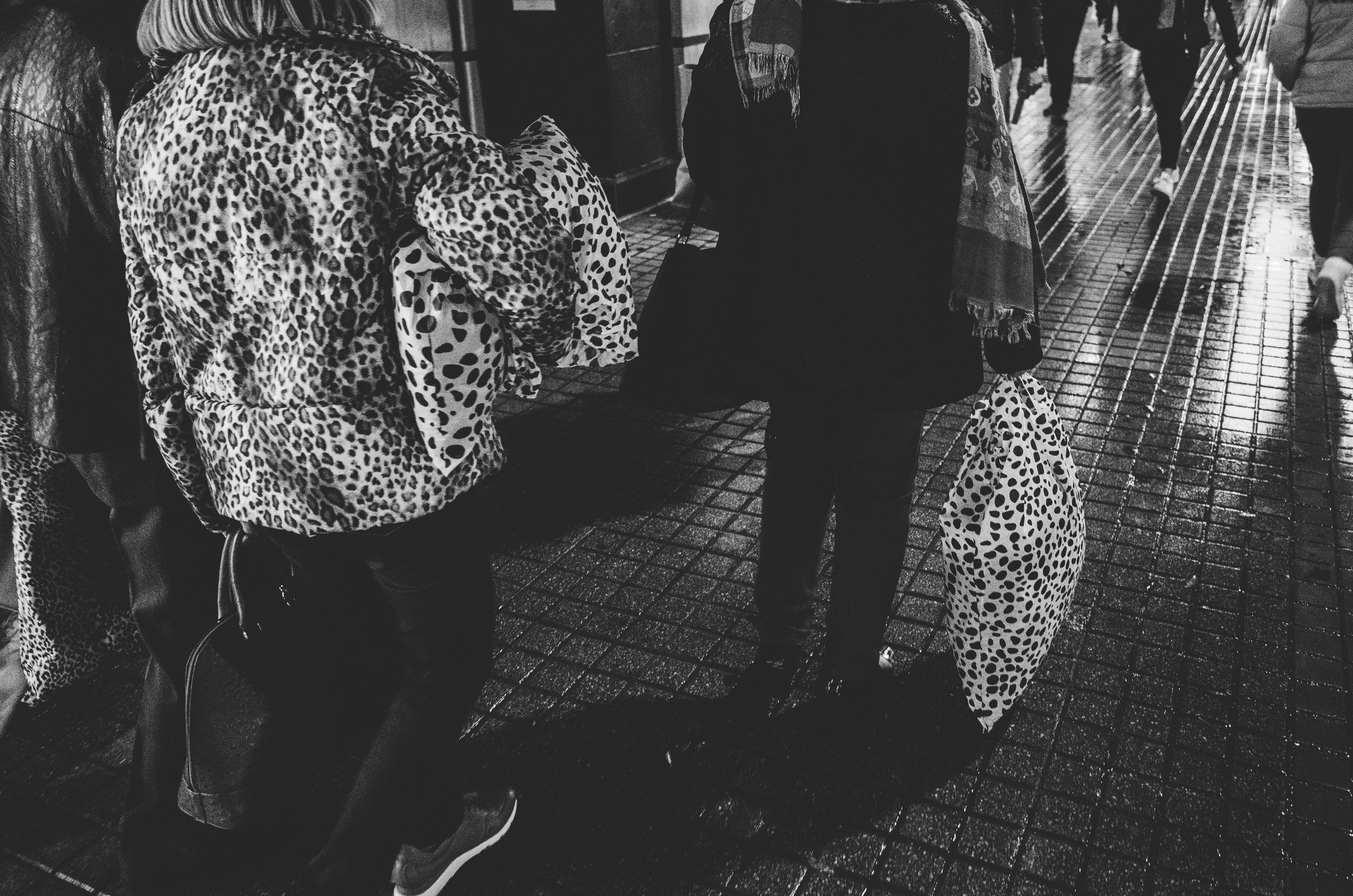 Kalabalık bir sosyal ortamda başkaları kendi arasında sohbet ederken tek başına duran, kendini dışlanmış ve görünmez hisseden bir kişinin hüzünlü portresi.