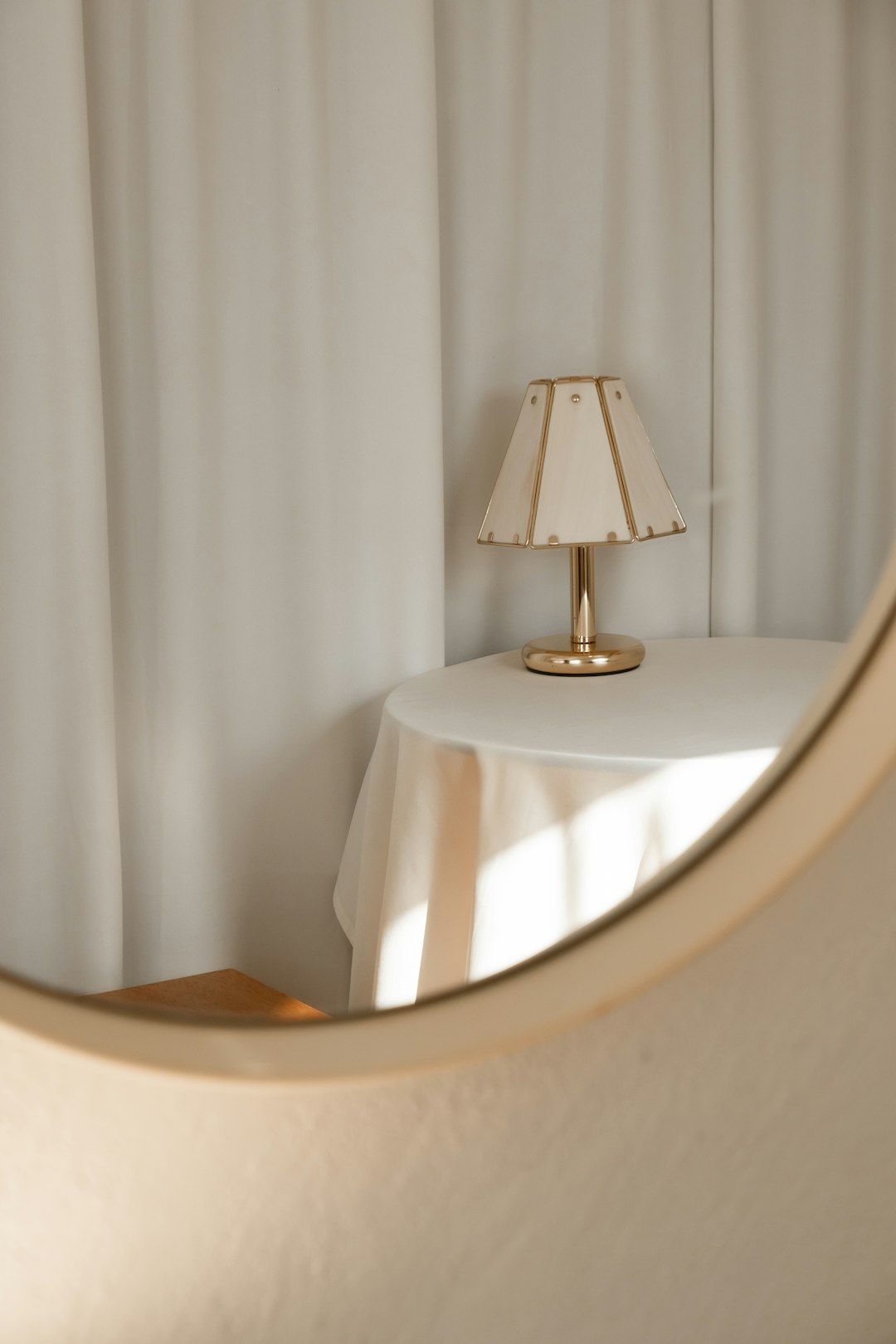 white and gold table lamp on whtie round table