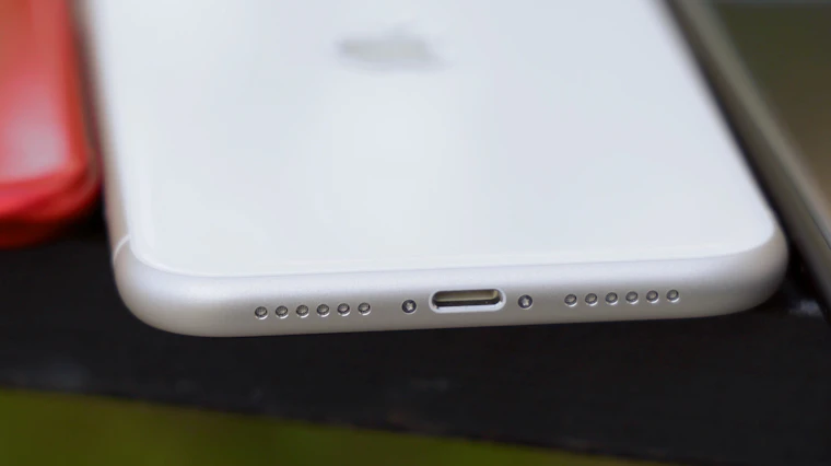 Rumor: iPhone 14 virá com porta Lightning mais rápida?