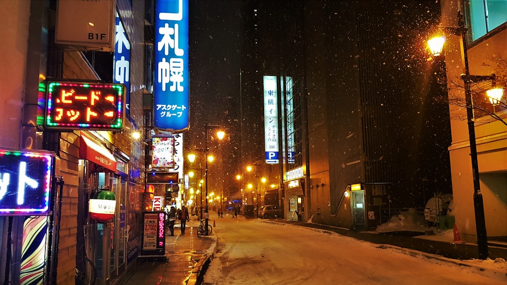 vereister Straßenbelag in der Nacht