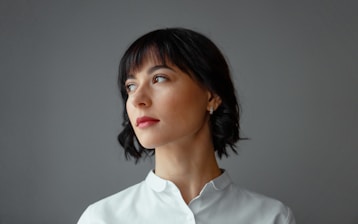 woman wearing white shirt