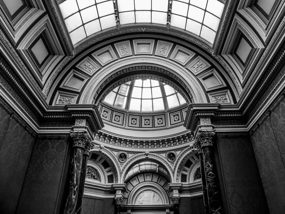 fotografia in scala di grigi di un edificio in cemento