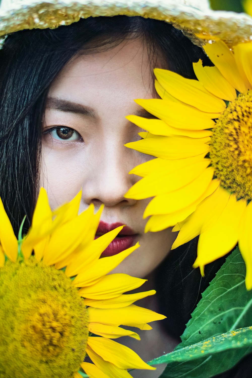 Frau mit gelben Sonnenblumenblüten