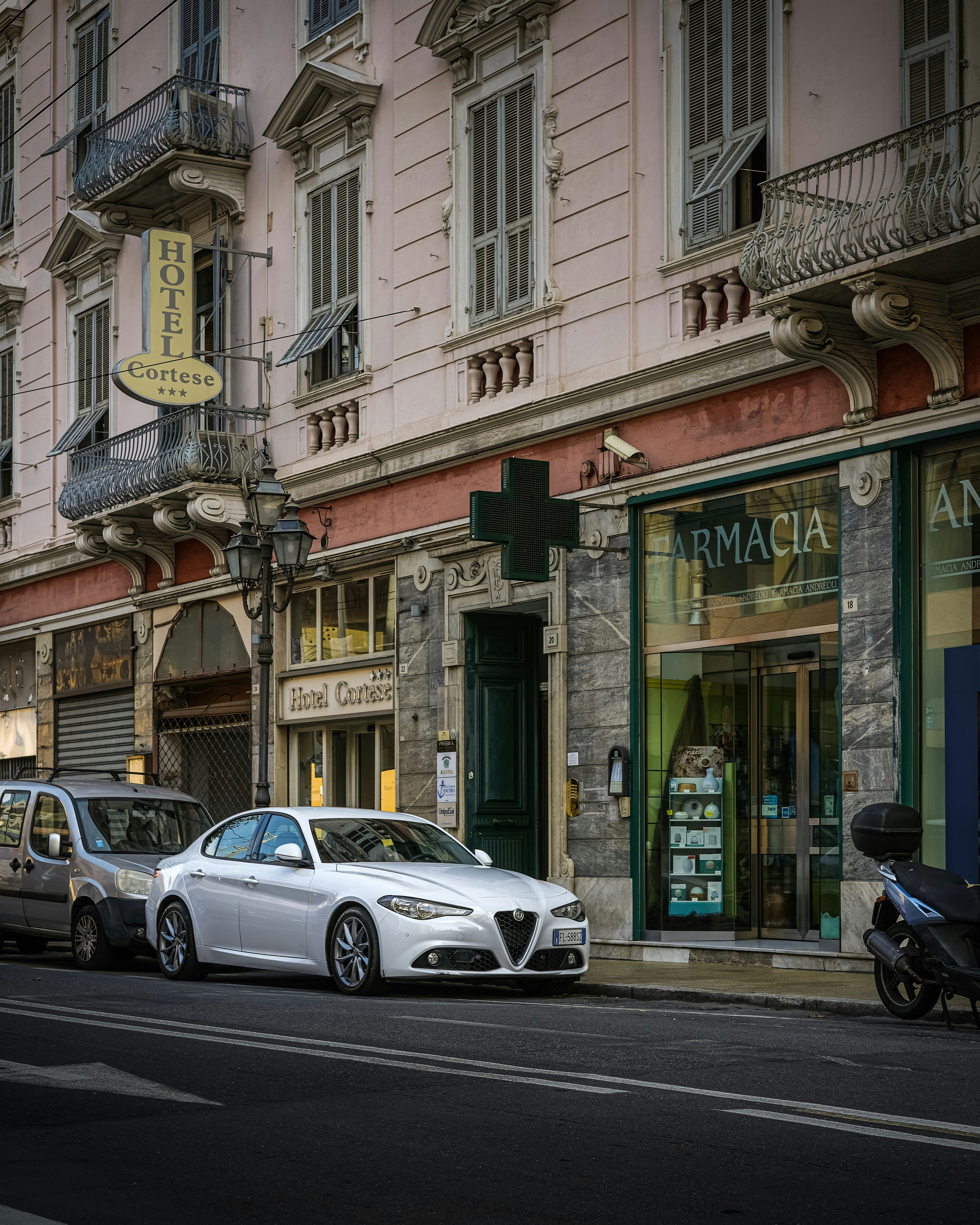 Sedán Bugatti plateado frente a un edificio de concreto