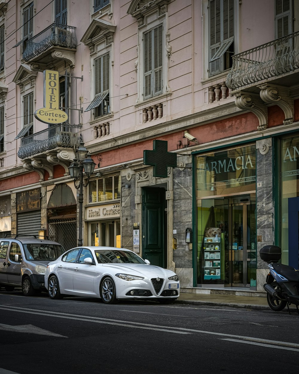 silberne Bugatti-Limousine vor Betongebäude