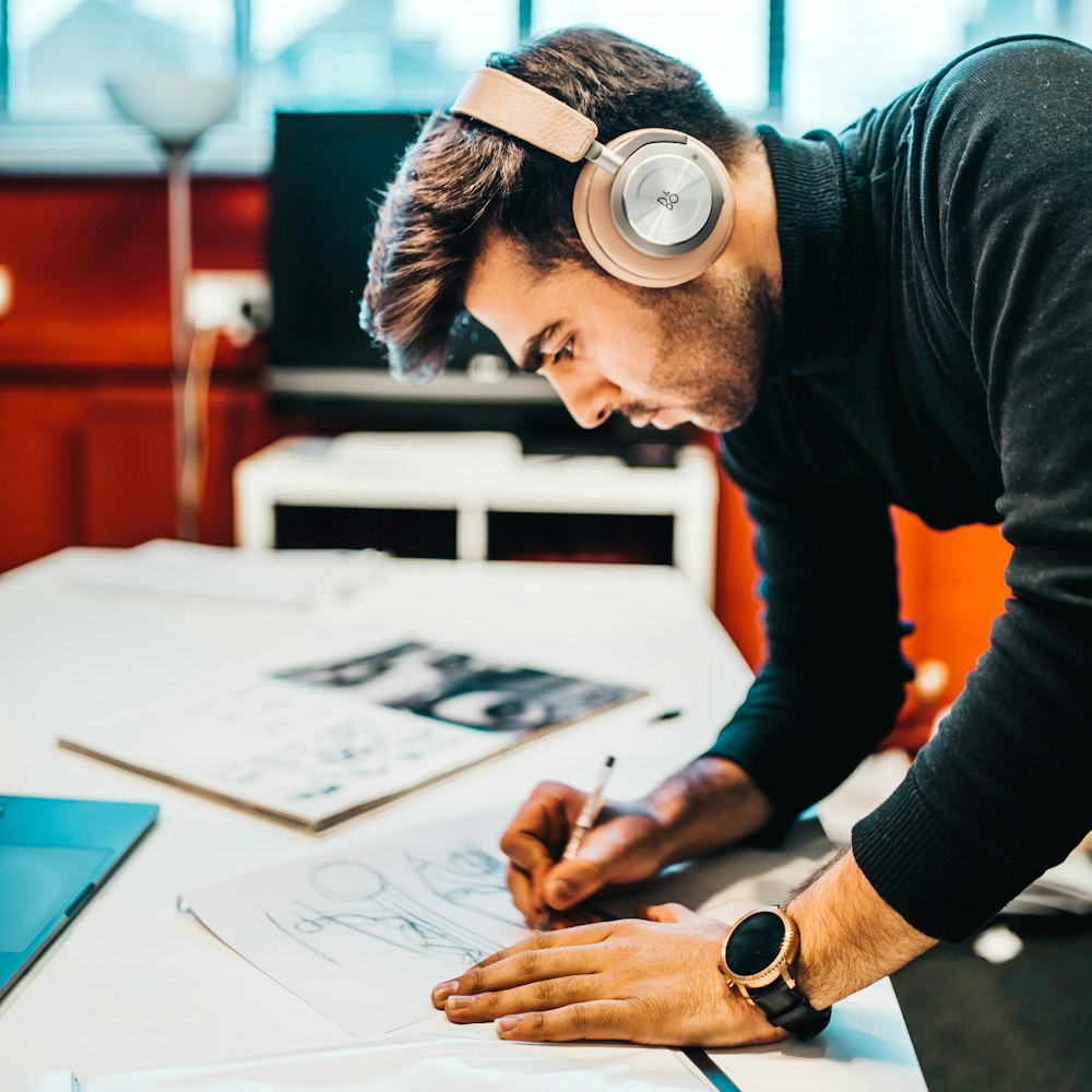 hombre con auriculares que dibujan