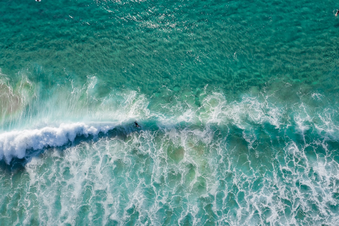 sea waves during daytime