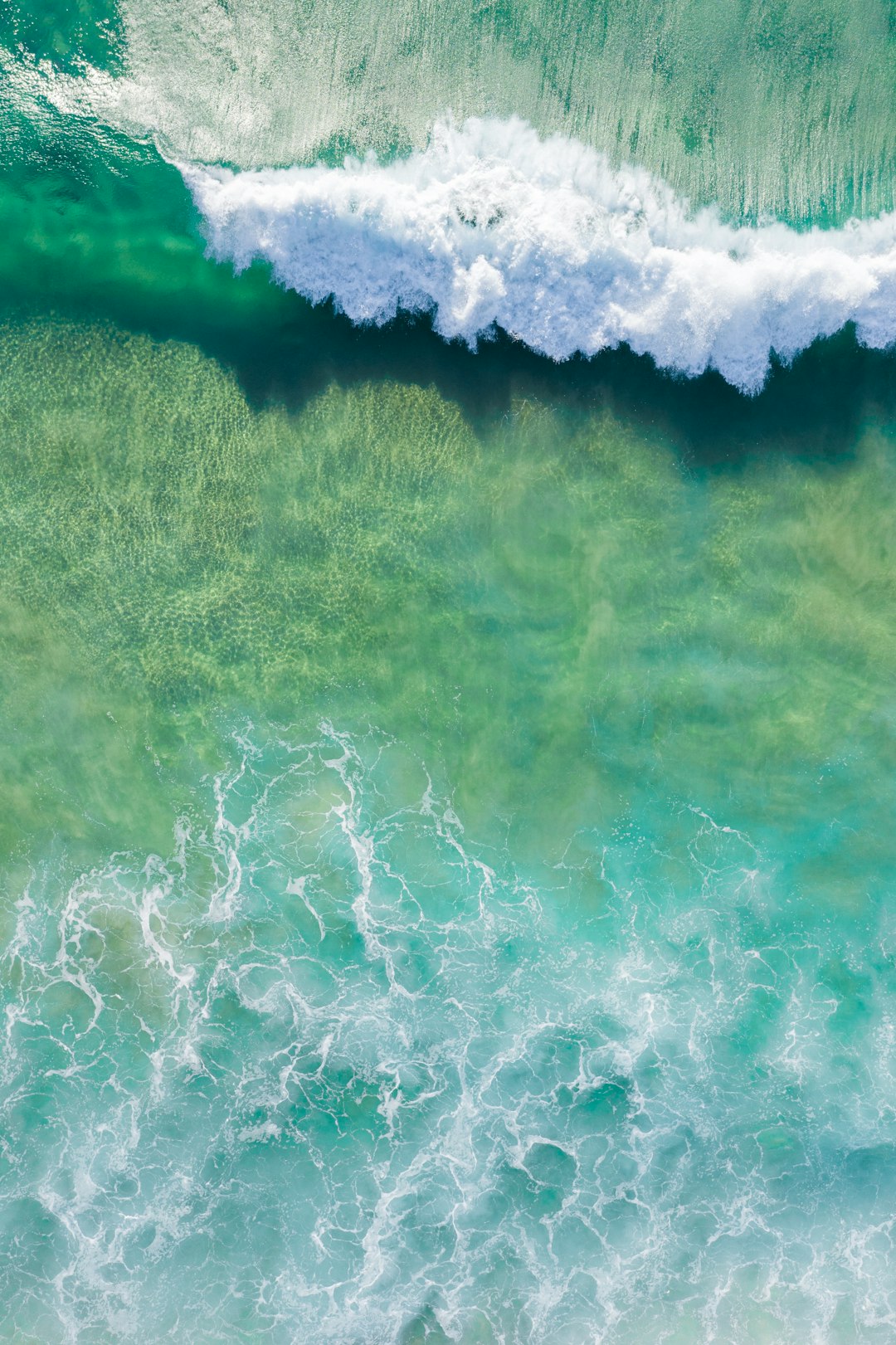 sea waves during daytime