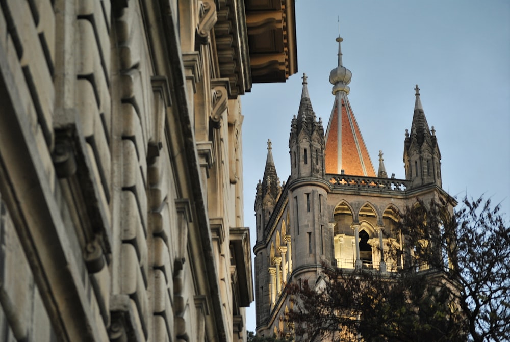 edifício de concreto marrom