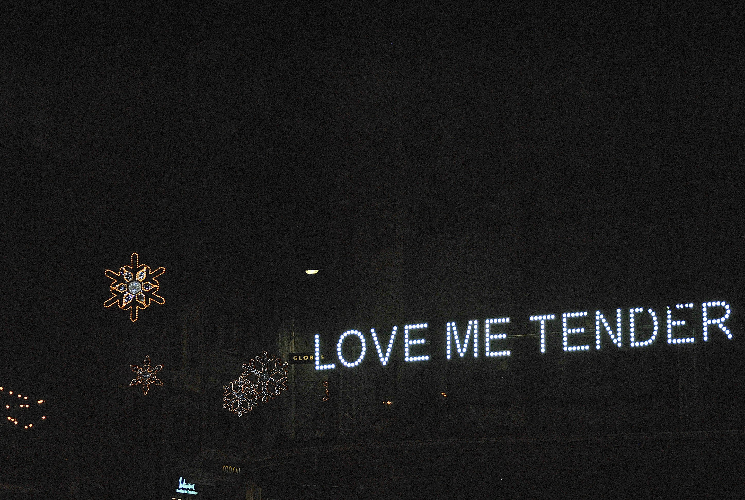 um sinal luminoso que diz ama-me terno