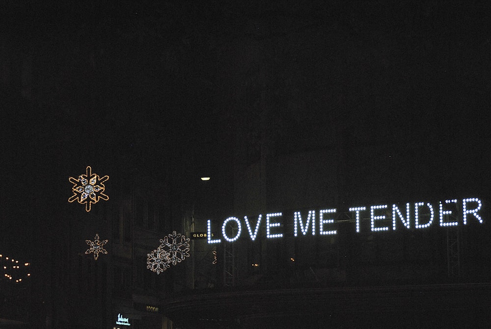 Un panneau lumineux qui dit Love Me Tendre