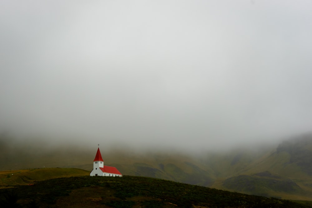 Casa de hormigón blanco y rojo en la colina