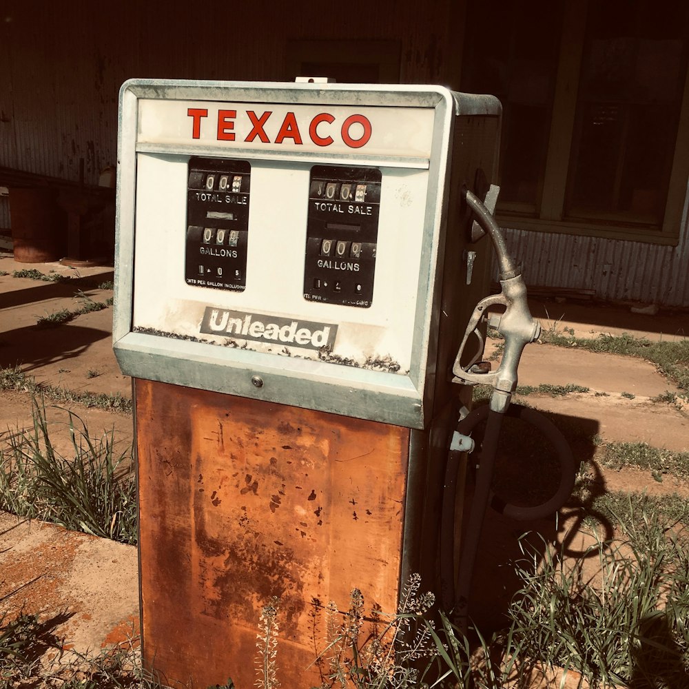 weiße Texaco-Zapfsäule[