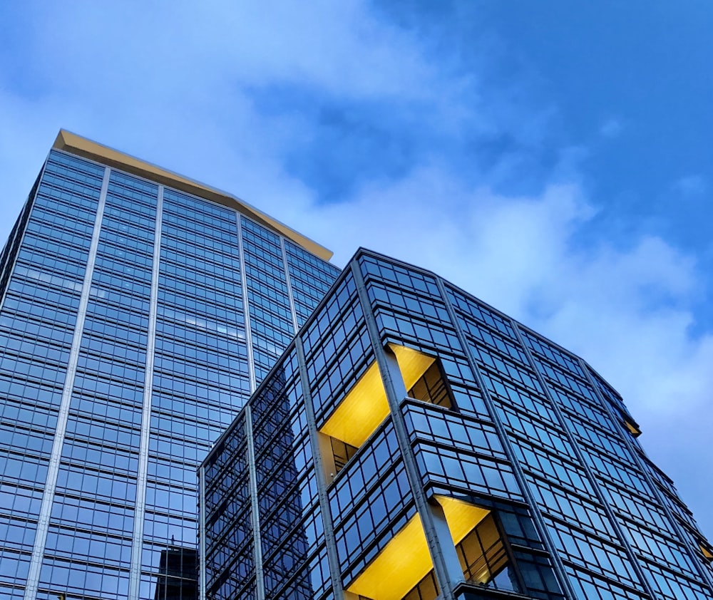 Edificio de hormigón azul