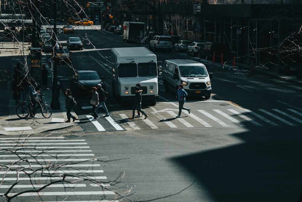 pessoas atravessando a rua