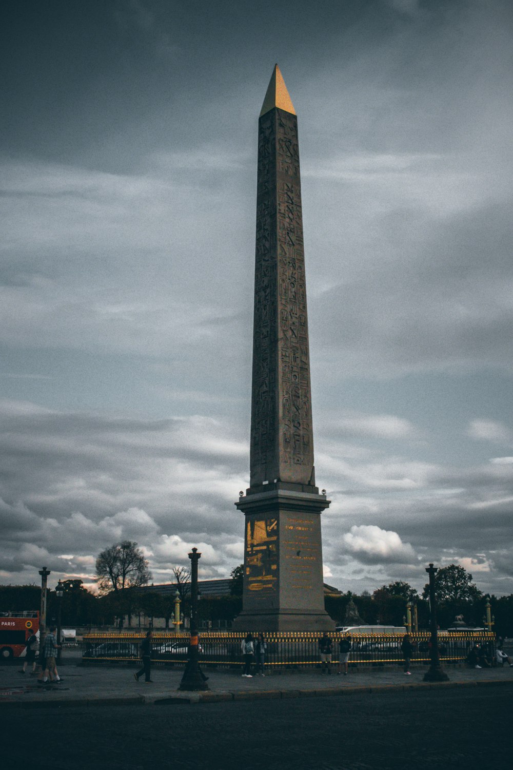 Monumento a la torre gris y marrón durante el día