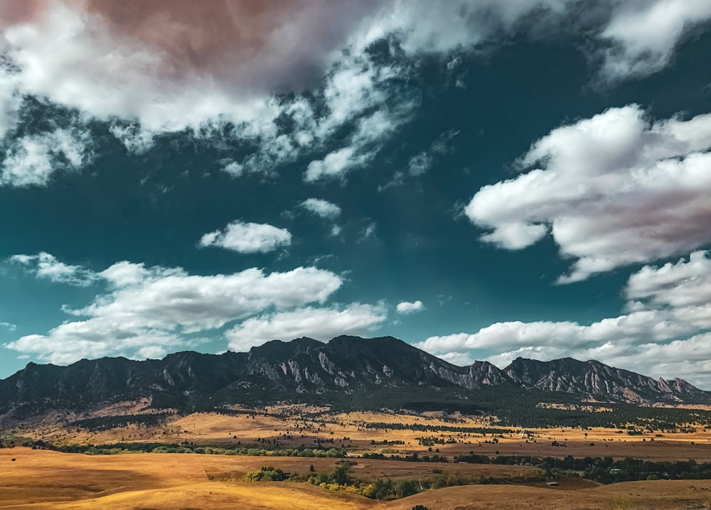 montanhas sob o céu azul