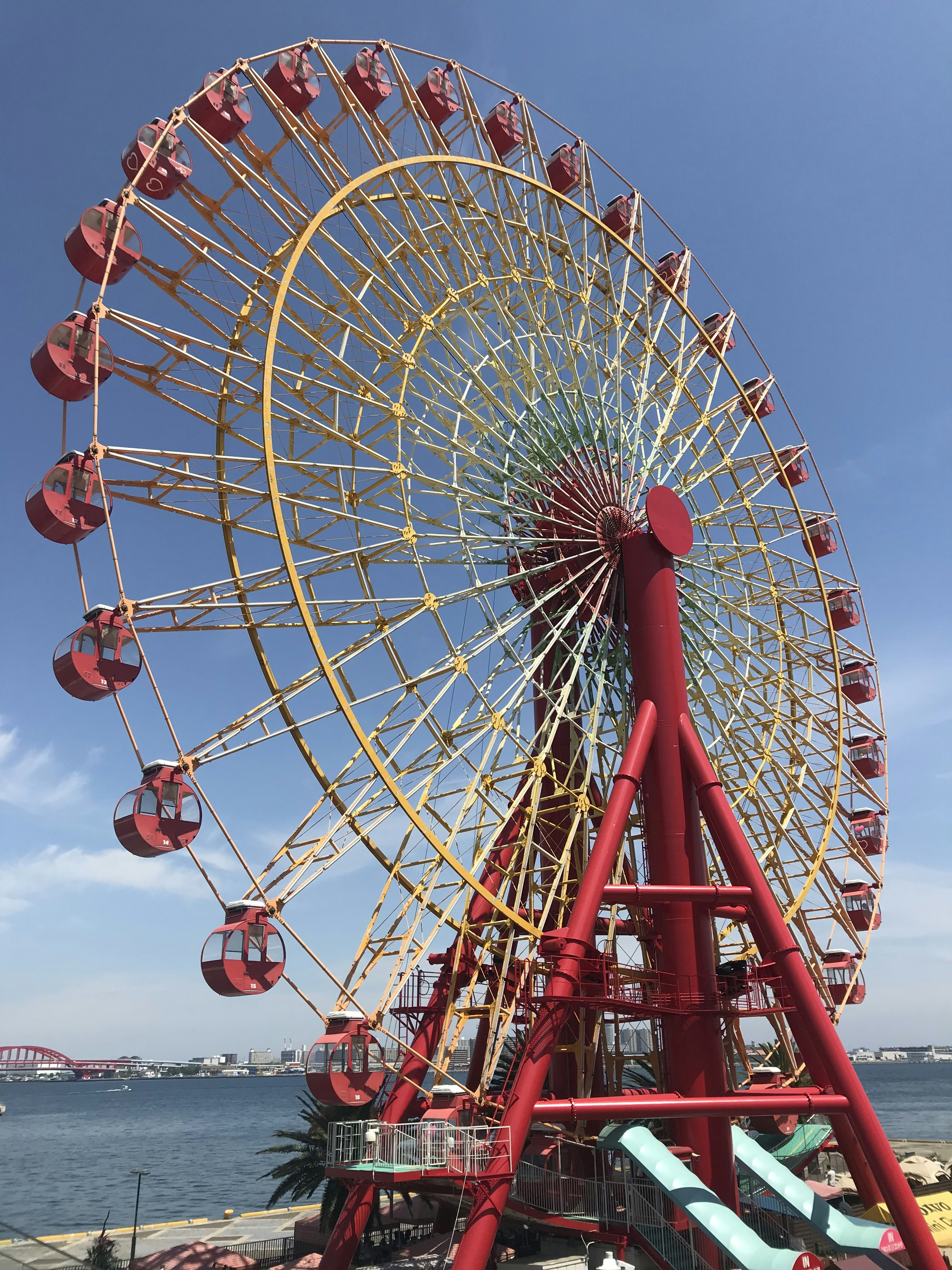 Grande roue rouge et jaune photo – Image gratuite de Grue de chantier ...