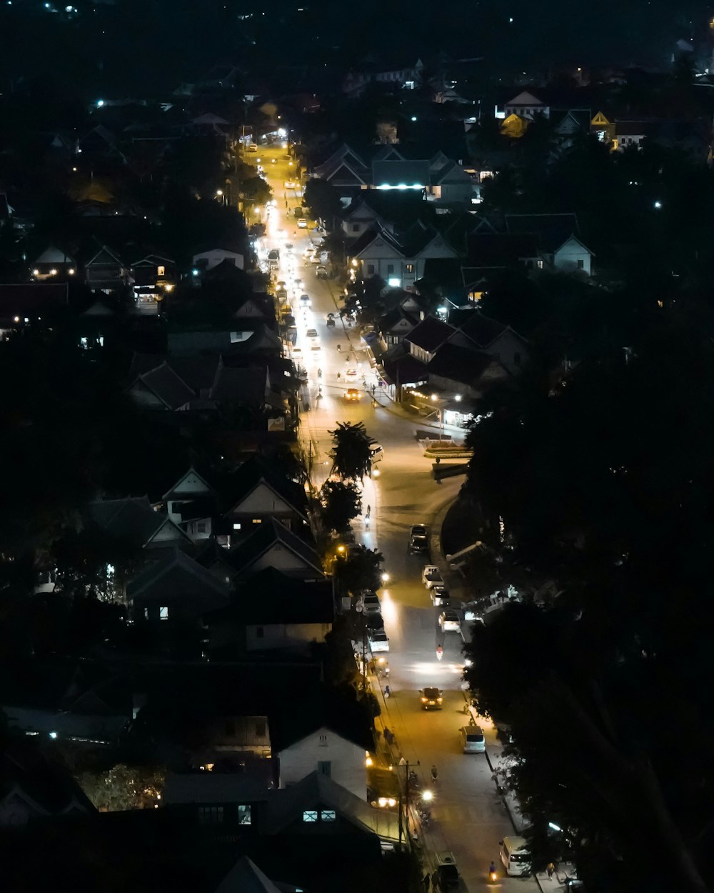 uma vista aérea de uma rua da cidade à noite